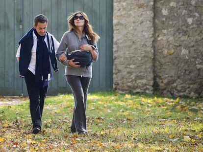 Nicolas Sarkozy y Carla Bruni con su hija, Giulia, en los jardines de Versalles, en la primera imagen que se ha hecho pública de la familia junta.