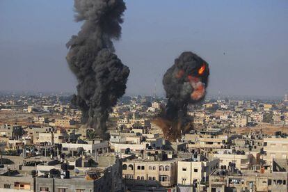 La aviación israelí ha continuado durante la pasada noche su intensa ofensiva sobre la Franja de Gaza y ha bombardeado 160 objetivos atribuidos por Israel a "organizaciones terroristas", según un balance difundido este miércoles por la mañana por las Fuerzas de Defensa (IDF). En la imagen, bombardeos en la ciudad palestina de Rafah, 9 de julio de 2014.