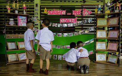 Compañeros de uno de los niños atrapados en la cueva de Tham Luang (Tailandia) le rinden tributo a la entrada de su escuela este lunes.