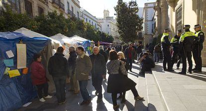 Protesta de trabajadores municipales ante el Ayuntamiento de Jerez.