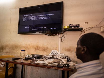 Un hombre observa un televisor que muestra la señal cortada del canal France24, horas después de que la junta gobernante en Burkina Faso decidiera suspender el canal, en Uagadugú, el 27 de marzo de 2023.