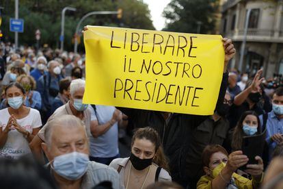 Concentración por la detención del 'expresident' Carles Puigdemont en la isla italiana de Cerdeña, este viernes en Barcelona.