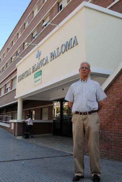 José Ramón Páez en el hospital donde permanece su madre.