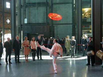 Un 'dantzari' baila para la Reina Sofía, el alcalde de Bilbao y el resto de personalidades institucionales reunidas hoy en la Alhondiga