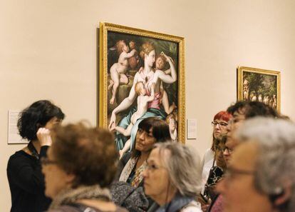 Un grupo de mujer visita una de las salas del Prado.