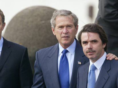 El expresidente de EE UU George Bush junto al expresidente español José María Aznar y el ex primer ministro británico Tony Blair en una reunión en las islas Azores en marzo de 2003.