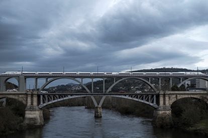 The inaugural train of the AVE qa Galicia crosses a bridge in Ourense, on November 20.