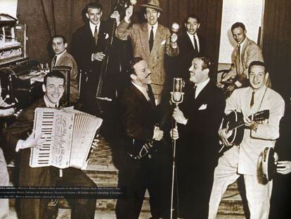 Los jugadores del River celebran el título argentino de 1947 en el cabaret Marabú. Di Stéfano, segundo por atrás con un contrabajo.
