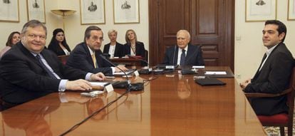 El presidente de la República, Carolos Papulias (2ºdcha), se reúne con Antonis Samarás (2ºizda), Alexis Tsipras (dcha) y Evangelos Venizelos (izda).