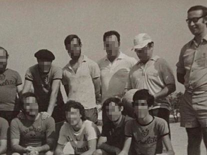 Grupo de profesores del internado de los carmelitas en Vila-real en 1975, con Francisco Armell, acusado de abusos, a la derecha.