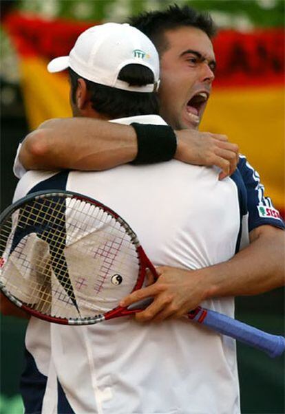 Daniele Bracciali (dcha.) y Giorgio Galimberti celebran la victoria sobre la pareja española de Nadal y López.