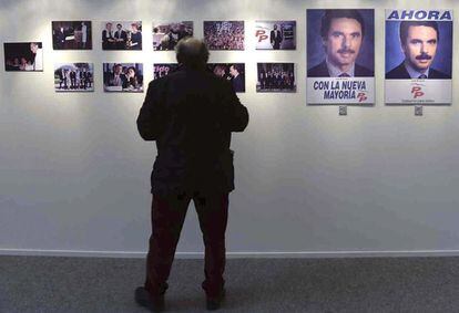 Un hombre observa la exposición sobre la historia del PP que los asistentes pueden contemplar en los pasillos de la Convención 