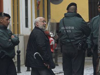 El secretario general en funciones de UGT Andaluc&iacute;a, Manuel Ferrer, rodeado de agentes de la Guardia Civil durante el registro de la sede el pasado 19 de diciembre. 