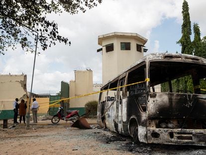 Un vehículo quemado y un muro destrozado tras el ataque a la prisión de media seguridad de Kuje, cerca de Abuya, del pasado miércoles.