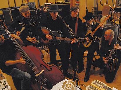 Bob Dylan, en el centro, junto a sus músicos, Tony Garnier, George G. Receli, Stu Kimball, Denny Freeman y Donnie Herron, fotografiados por William Claxton.