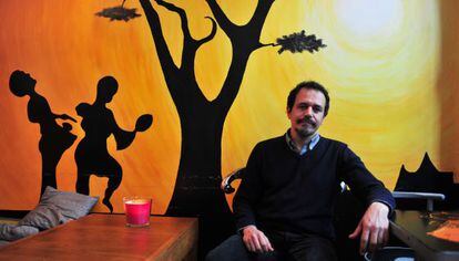 Karim Misk&eacute;, en el restaurante senegal&eacute;s de Par&iacute;s donde escribe y organiza sesiones de lectura.