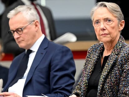 La primera ministra francesa, Elisabeth Borne y el ministro de Economía y Finanzas, Bruno Le Maire, en la rueda de prensa donde presentaron el plan de reforma de las pensiones en París. 