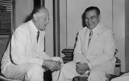 Fulgencio Batista recibe al embajador Earl E. T. Smith, tras presentar sus credenciales, en 1957.