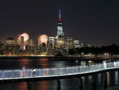 Los fuegos artificiales del 4 de julio en Nueva York, que anualmente organizan los almacenes Macy's, vistos desde Hoboken, Nueva Jersey, en 2014.