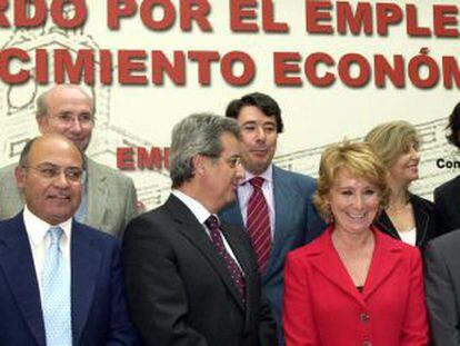 La presidenta regional con representantes sindicales y de la CEIM en octubre de 2004