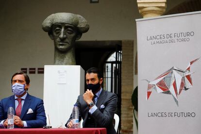 El empresario taurino de Lances de Futuro José María Garzón, junto al diestro Juan Serrano Finito de Córdoba, durante la presentación del cartel de la feria taurina cordobesa que se celebrará entre el 14 y el 16 de mayo.
