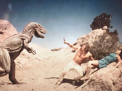 Enfrentamientos a vida o muerte en la película 'El planeta de los dinosaurios' de 1978 en la que los tripulantes de una nave espacial se ven forzados a aterrizar en un planeta lleno de seres prehistóricos.