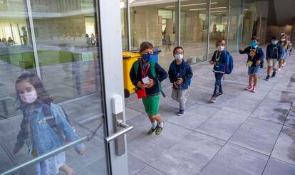 Escolares acuden a un colegio de San Sebastián el primer día de clase en el curso 2022/2023.