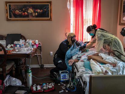 Dos enfermeros atienden a una persona de 92 años, víctima del coronavirus, en Nueva York en abril de 2020.