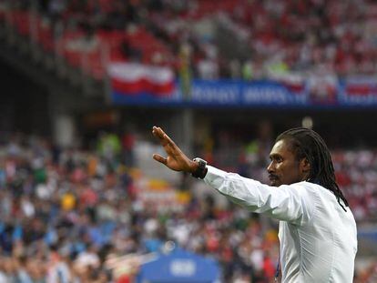 Aliou Cissé dirige a Senegal durante el partido contra Polonia en Moscú.