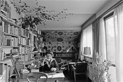 Retrato dela arquitecta Margarete Schütte-Lihotzky en su apartamento de Viena en 1981.