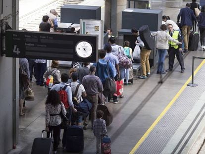 Cola de viajeros en el control de acceso al AVE en la estación de Santa Justa en Sevilla.  