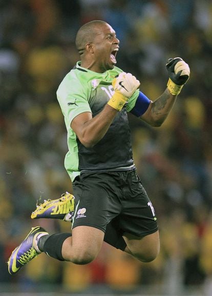 Khune, el portero de Sudáfrica, celebra el gol de la victoria.