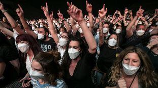 Espectadores en el concierto de Love of Lesbian en el Palau St. Jordi de Barcelona este sábado. En vídeo, el grupo interpreta 'Nadie por las calles'.