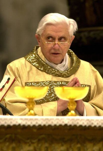 El ya nombrado Benedicto XVI representa uno de los sectores más conservadores de la Iglesia católica. En la foto, durante una misa extraordinaria del Consitorio celebrada por el papa Juan Pablo II en la basílica San Pedro de El Vaticano.