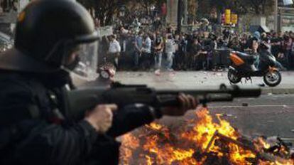 Disturbios en Barcelona durante la huelga general.