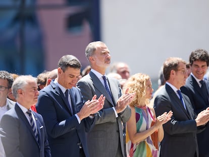 El rey Felipe VI, entre los líderes políticos que acudieron este domingo al homenaje a Miguel Ángel Blanco, en Ermua.