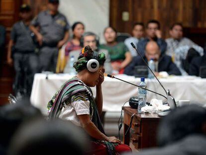Una de las v&iacute;ctimas llora durante su testimonio en el juicio contra R&iacute;os Montt en Guatemala.