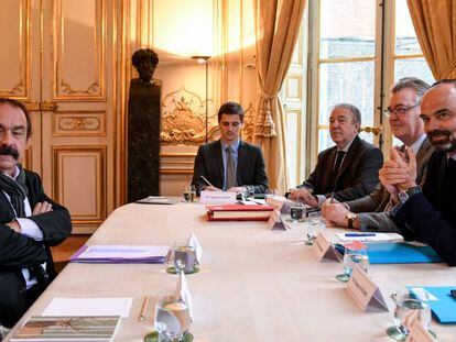 El líder sindical Philippe Martinez (izquierda) y el primer ministro francés, Édouard Philippe (primero por la derecha), en una reunión en París el pasado 26 de noviembre.