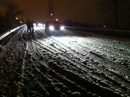 La nevada que ha cogido por sorpresa esta noche a los servicios de Emergencias han colapsado la autovía de La Coruña, la A-6.