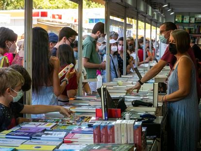 Varios lectores ojean libros en la última Feria del libro en Madrid.