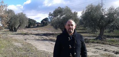 Pedro Dorado, alcalde de Villamanta, en los terrenos donde se ha encontrado un yacimiento romano tapado por la Comunidad.