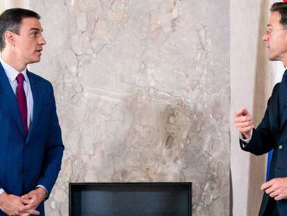 El presidente de España, Pedro Sánchez, con el primer ministro holandés, Mark Rutte, este lunes en La Haya.