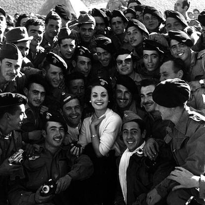 Carmen Sevilla visita en 1957 a las tropas españolas en la guerra de Ifni, uno de los episodios a los que afecta la desclasificación.