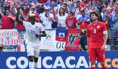 Gyasi Zardes de la selecci&oacute;n de EE UU celebra la victoria. 