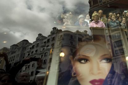 Los seguidores de la artista reciben el coche f&uacute;nebre que portaba una fotograf&iacute;a de Sara Montiel en la plaza de Callao. 