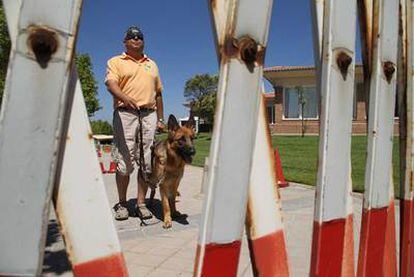 El pastor alemán <i>Neox</i> durante el adiestramiento en la Fundación Once del Perro Guía.