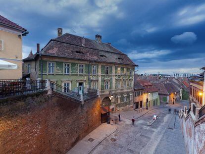 Calle del centro histórico de Sibiu, en Transilvania (Rumania).