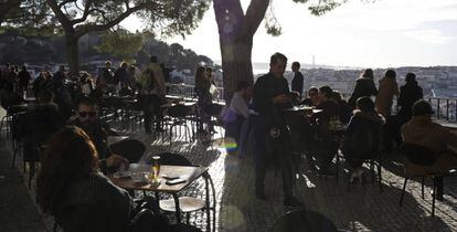 Un camarero atiende una terraza en Lisboa. Desde 2013, Portugal ha reducido en un 50% el paro, que ya est&aacute; en niveles precrisis