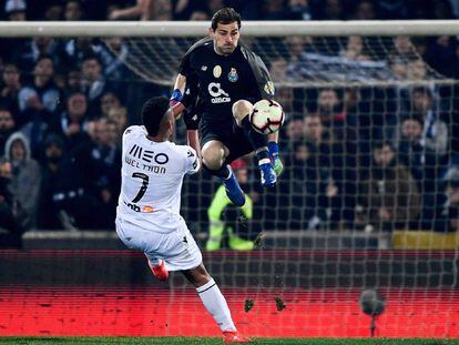 Casillas intercepta un ataque ante Afonso, delantero del Vitoria de Guimares.