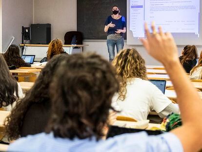 Una profesora imparte clase en la Facultad de la Información en la Universidad Complutense de Madrid.